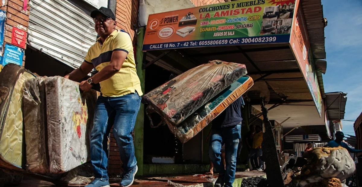 Restos calcinados de mercancía de locales en el centro de Valledupar tras incendio. Foto: Jesús Ochoa.
