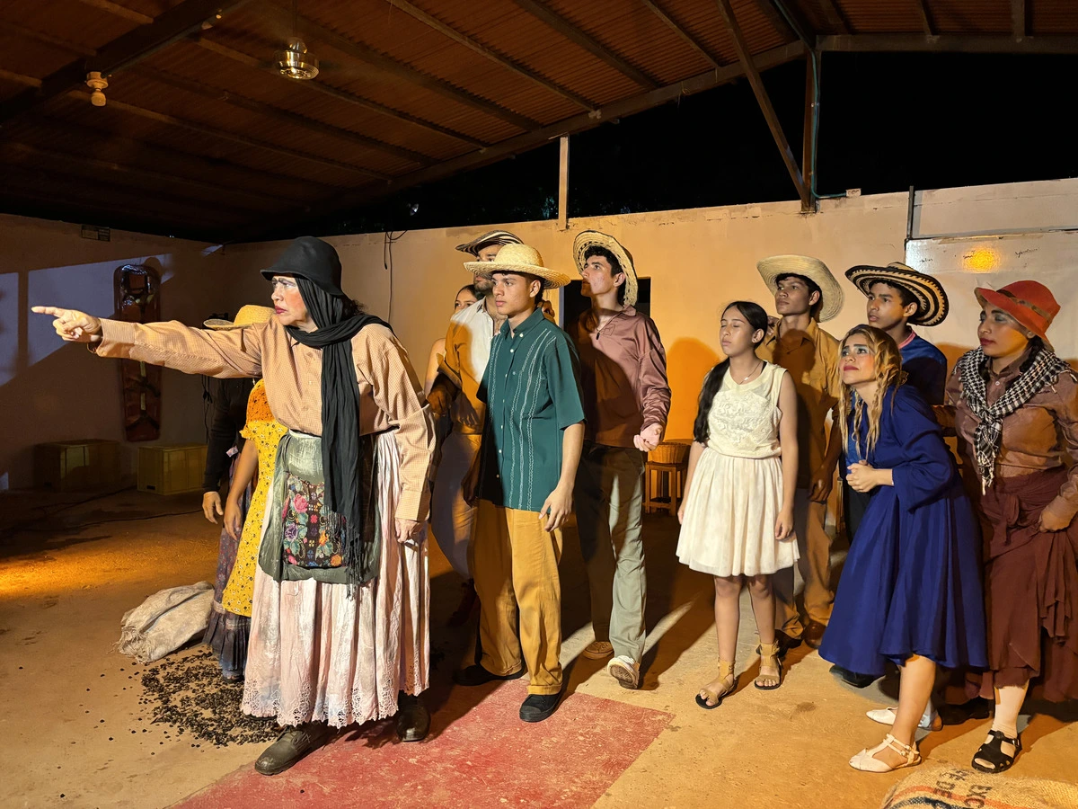 Momento clave de Retahíla en Tierra Grata: Maderos Teatro guió la integración entre víctimas y excombatientes. Foto: EL PILÓN.