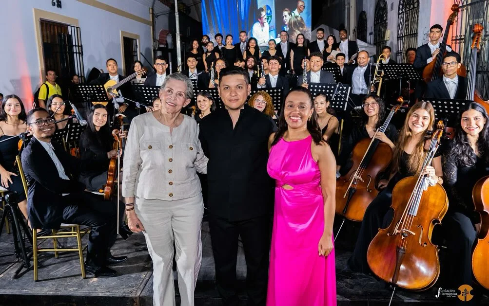 Rita Fernández, juglaresa vallenata; Samny Sarabia, directora de la Filar y Jorge Padilla, director musical con la Orquesta Filarmónica del Cesar durante uno de los 54 conciertos ofrecidos en 2025, año en que la institución celebró una década de trabajo musical y pedagógico. Foto: Jaiber Jiménez.