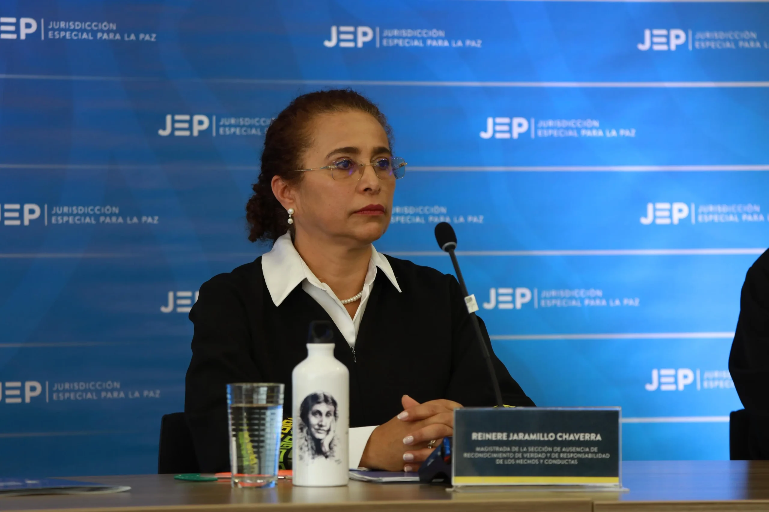 Magistrada Reinere de los Ángeles Jaramillo Chaverra durante la rueda de prensa de la JEP del 19 de diciembre de 2025, donde anunció la sentencia de 20 años contra el coronel (r) Publio Hernán Mejía por 72 falsos positivos en el Batallón La Popa. Foto: JEP.