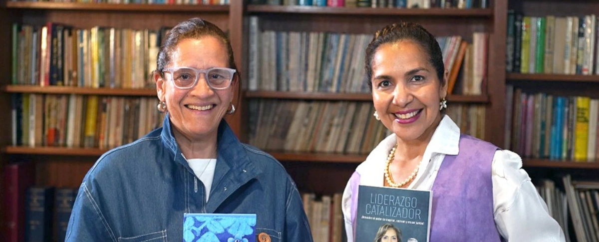 Josefina Araújo (blusa azul) y Mabel Yaneth participaron de la FIL de Guadalajara recientemente.