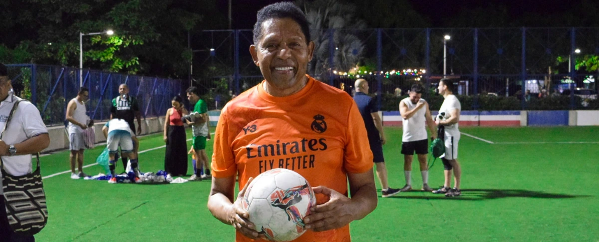 La velada deportiva gozó de la presencia en la cancha de ‘El Pollo Irra’, que llevó la camiseta número 10 de su equipo. Foto: Said Armenta.