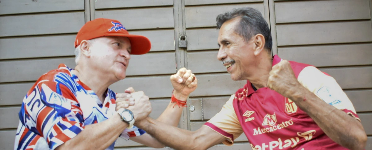 Ramiro Plata (izquierda) y Herceim Sánchez (derecha), son dos fervientes seguidores de Junior y Tolima en Valledupar. Foto: Said Armenta.
