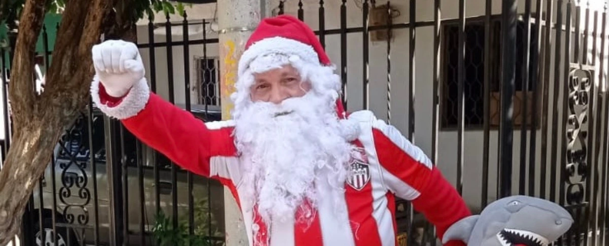 Ramiro Plata se disfrazó de Papá Noel ‘juniorista’ y salió a las calles de la ciudad.