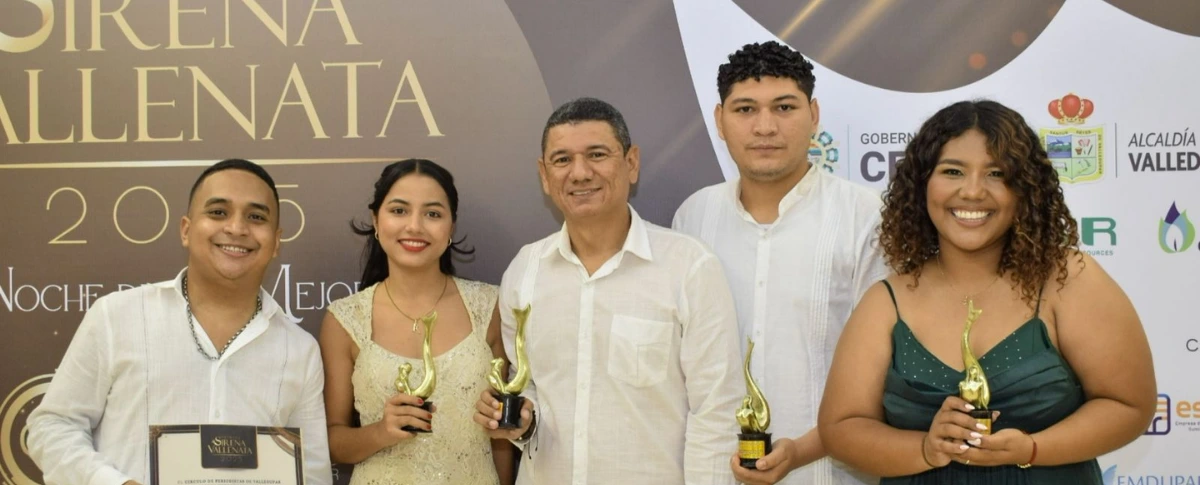 De izquierda a derecha los ganadores: Luis Ángel Beleño, Andrea Guerra, José Alejandro Martínez, Jesús Ochoa y Shelymar Riquett. Foto: Said Armenta.