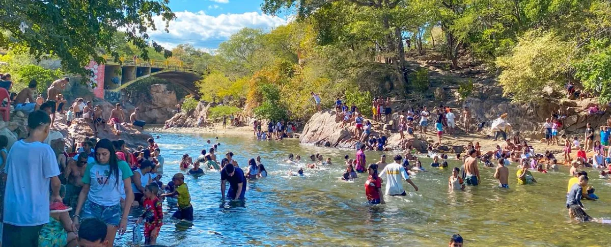 Cientos de vallenatos acudieron al Río Guatapurí este 25 de diciembre. Foto: Said Armenta.