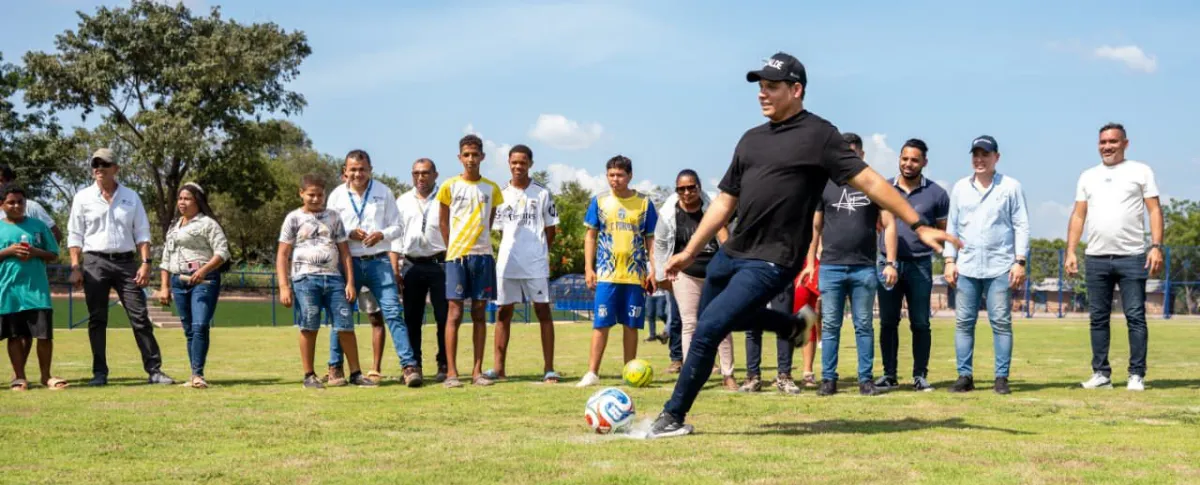 La nueva cancha deportiva de Boquerón cuenta con iluminación y fue construida para el uso seguro de la comunidad, como parte de las obras del Plan de Manejo Socioeconómico impulsado por Grupo Prodeco.