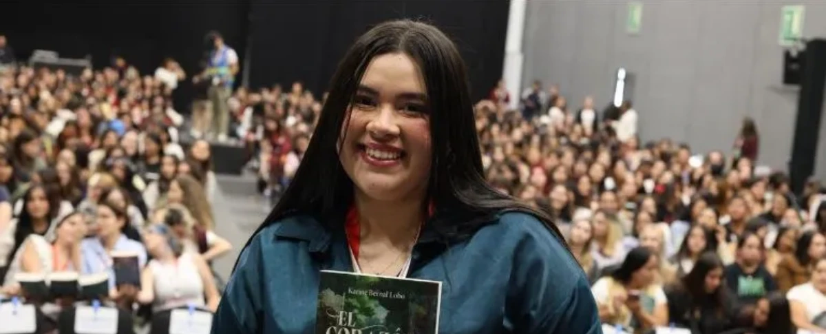 Decenas de jóvenes recibieron a la escritora vallenata Karine Bernal Lobo.