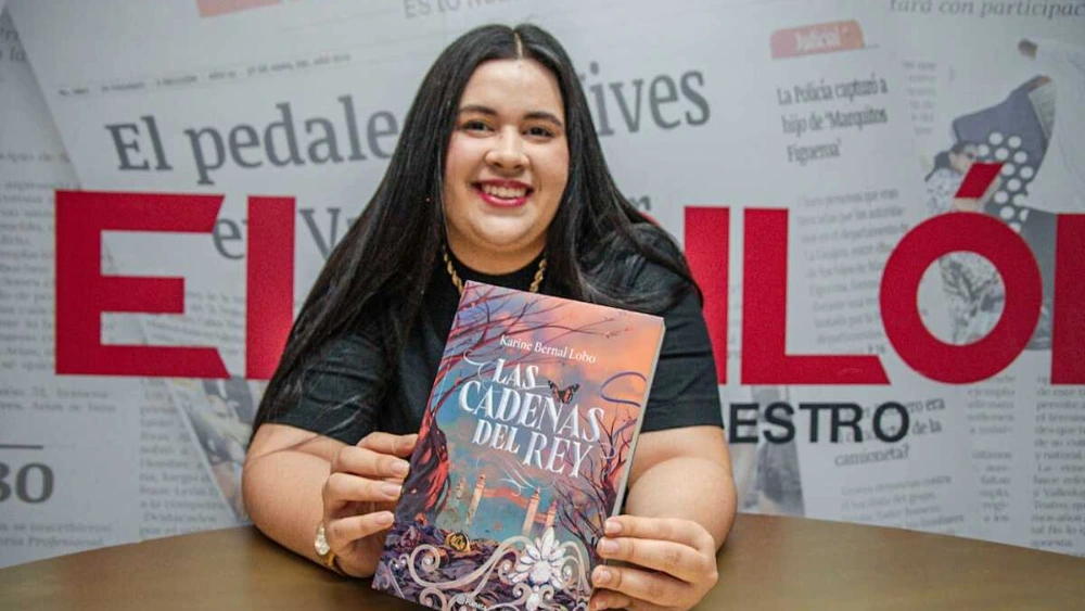 La escritora vallenata Karine Lobo, visitó a EL PILÓN en el marco de la Feria del Libro Valledupar 2025.