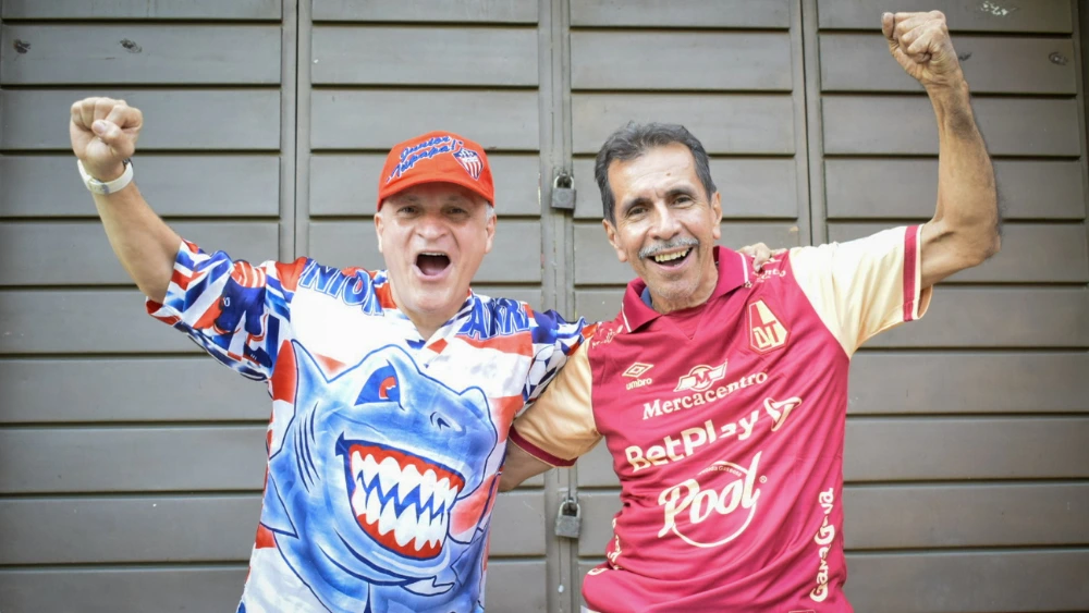 Ambos aficionados invitaron a vivir el fútbol en paz.