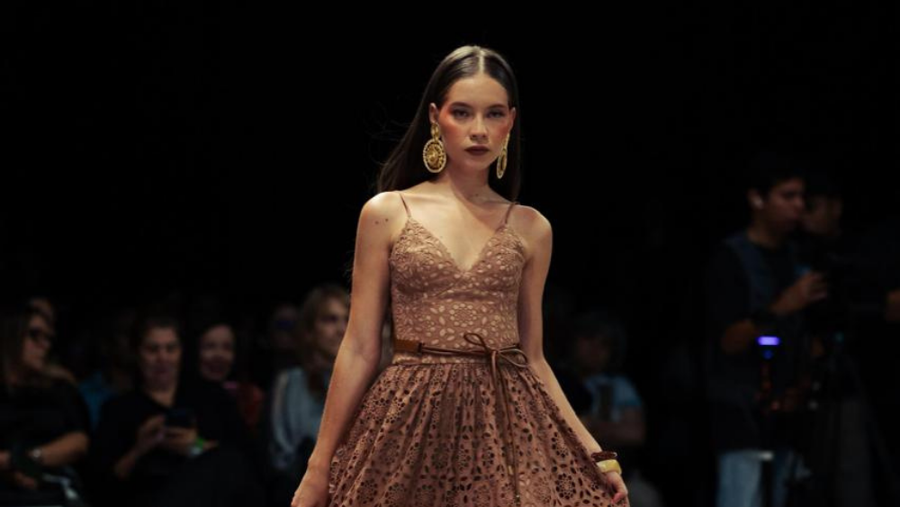 Modelos lucen algunas de las piezas de la cápsula presentada por Darío Valencia durante el desfile “Mi Historia”