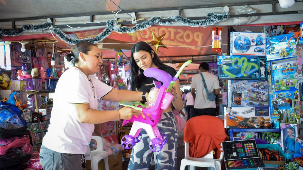 Algunos comerciantes siguen con mercancía estancada y sin rotación. Foto: Said Armenta.
