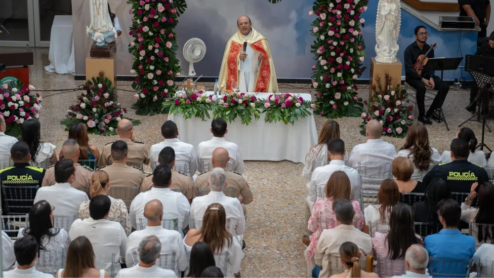 La ceremonia religiosa, presidida por el sacerdote Enrique Iseda, entregó un mensaje de unidad