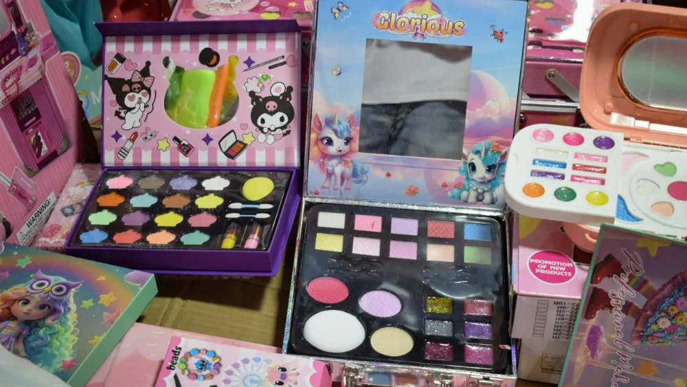 Los kits de maquillaje para niñas están entre los juguetes más buscados. Fotos: Said Armenta.
