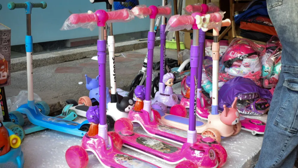 Las patinetas están entre los juguetes más buscados. Fotos: Said Armenta.