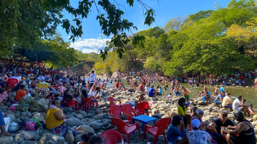 Varios acudieron al icónico lugar para continuar la celebración de la Navidad. Foto: Said Armenta.