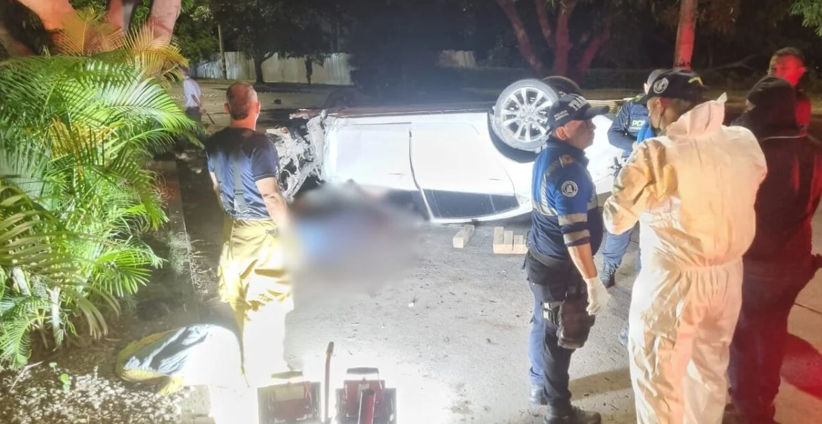 El joven se movilizaba en un vehículo Mazda color blanco de placas DQP-195 de Bogotá, cuando, según versiones preliminares, habría perdido el control debido al exceso de velocidad. Foto: cortesía.