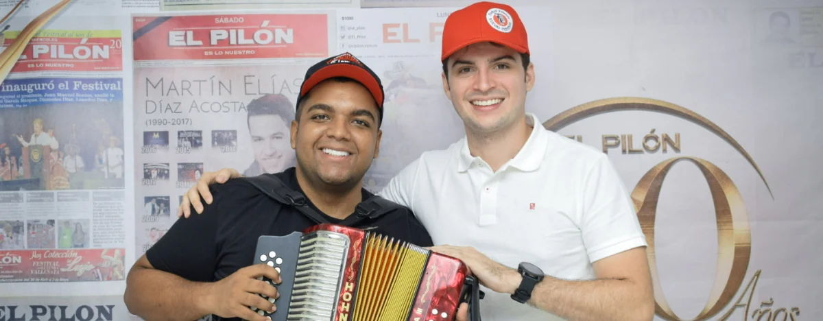 Jorge Antonio Oñate y su acordeonero José Molina en EL PILÓN. FOTO: SAID ARMENTA.