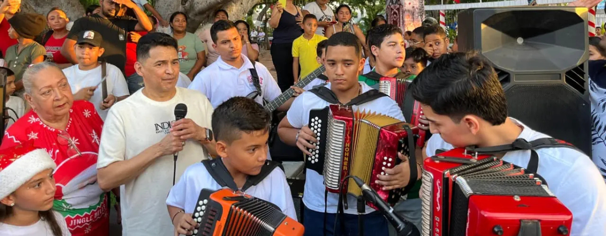 Jorge Celedón también compartió con jóvenes acordeoneros de su municipio. FOTO: CORTESÍA. 



