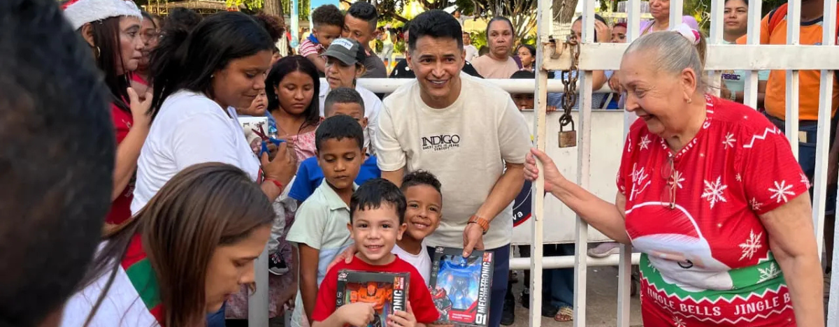Jorge Celedón entregó los aguinaldos en la plaza Simón Bolívar de Villanueva.