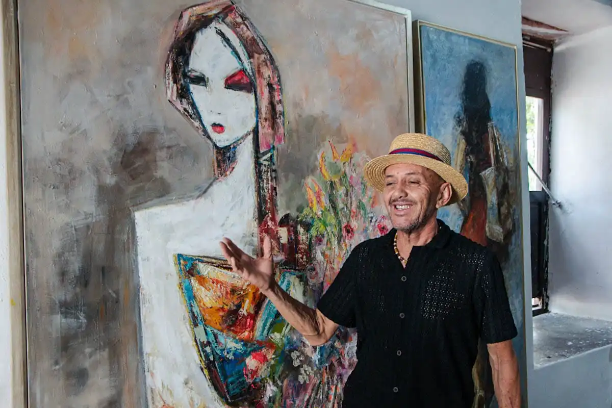 Jaime Torres, de Galería Obregón, presenta la obra impresionista-cubista de Alejandro Marrugo en óleo sobre lienzo durante ARTVA 2025 en Casa Castro Monsalvo, resaltando 41 piezas que impulsan el arte vallenato. Foto: Jesús Ochoa.