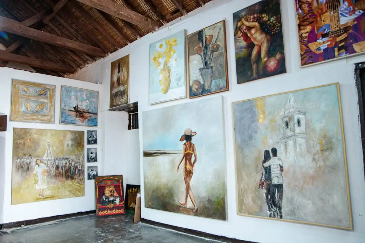 Obras de artistas emergentes como Nelson Álvarez y John Álvarez de Pueblo Bello llenan las salas de Casa Castro Monsalvo en ARTVA 2025, invitando a descubrir piezas inéditas del Cesar en el circuito "Mundos Próximos". Foto: Jesús Ochoa.