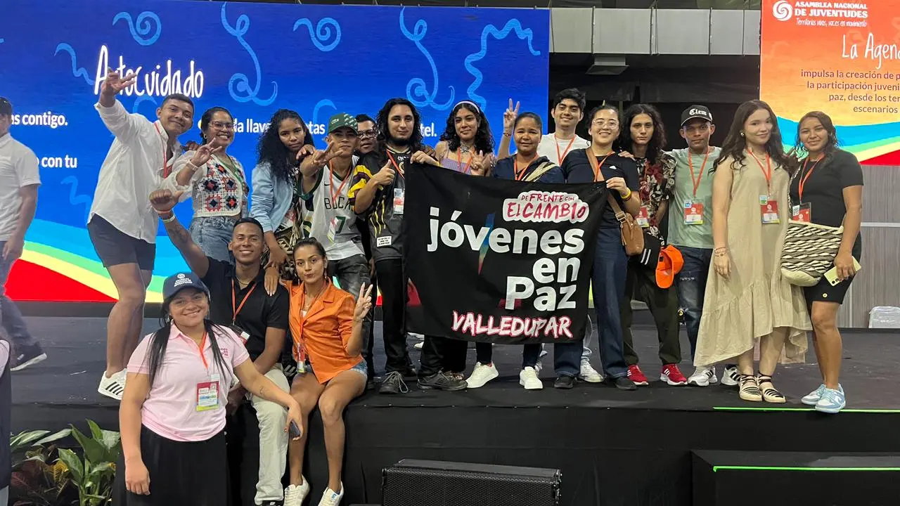 Delegación de Valledupar en la Asamblea Nacional de Juventudes en Barranquilla, con jóvenes del programa Jóvenes en Paz de Atánquez, Lorenzo Morales y Nando Marín presentando propuestas sobre economías creativas, arte local y paz territorial. Foto: Cortesía.