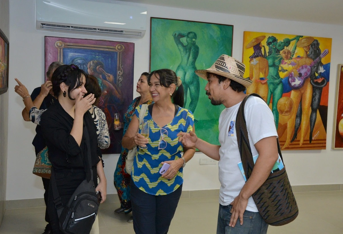 Liss Márquez, Lida Mendoza y Cesar González en la sala en homenaje a Kajuma en el Hotel Sicarare. Foto: EL PILÓN.