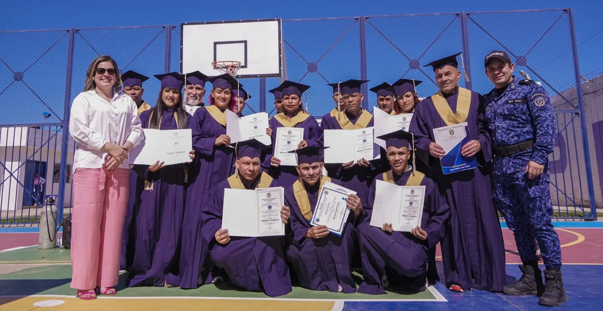 Graduandos de primaria y bachillerato celebran su logro en la octava promoción educativa de la cárcel Judicial de Valledupar. Foto: cortesía.