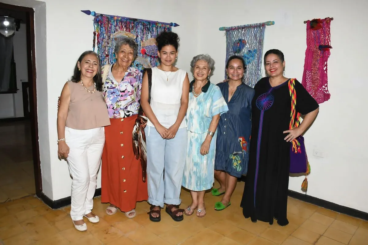 Las artistas Yarime Lobo, Elsa Palmera, Marianne Sagbini y María Ríos compartieron reflexiones sobre el arte femenino vallenato, sororidad y relevos generacionales en el marco de ARTVA 2025 en casa de Cecilia Villazón.