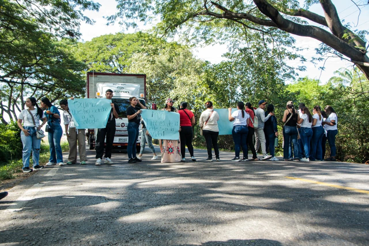 Cerca de 40 usuarios de Nueva EPS bloquean la vía Valledupar-Valencia de Jesús exigiendo atención continua en alta complejidad y medicamentos completos, en medio de la crisis sanitaria con el Grupo Médicos. Foto: Jesús Ochoa.
