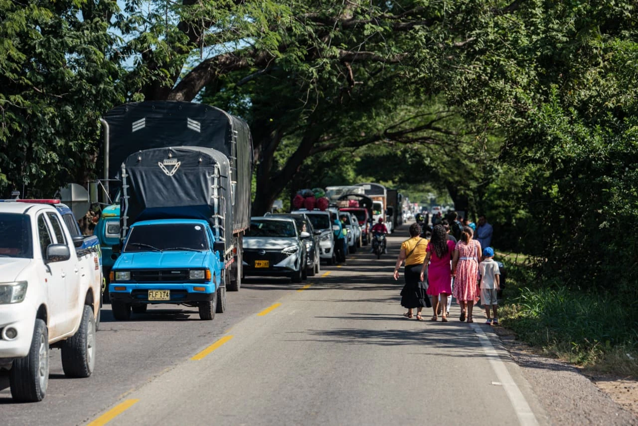 Fila interminable de carros y camiones en la vía Valledupar-Valencia de Jesús por bloqueo de usuarios Nueva EPS; protestan traslados forzados y demoras en autorizaciones, normalizado a las 2 p.m. tras mesas de diálogo.​ Foto: Jesús Ochoa.