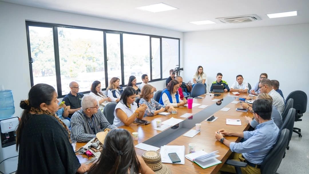 Mesa intersectorial en Valledupar: Gobernación, Secretarías de Salud municipal y departamental, Personería, Defensoría, Procuraduría y Nueva EPS acuerdan autorizaciones al Grupo Médicos y atención a 100 pacientes en alta complejidad. Foto: Secretaría de Salud de Valledupar.