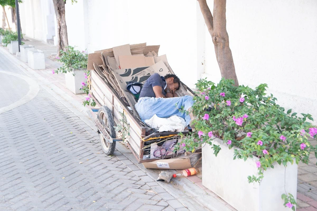 Habitante de calle entre las fachadas patrimoniales del centro histórico de Valledupar. Foto: Jesús Ochoa.