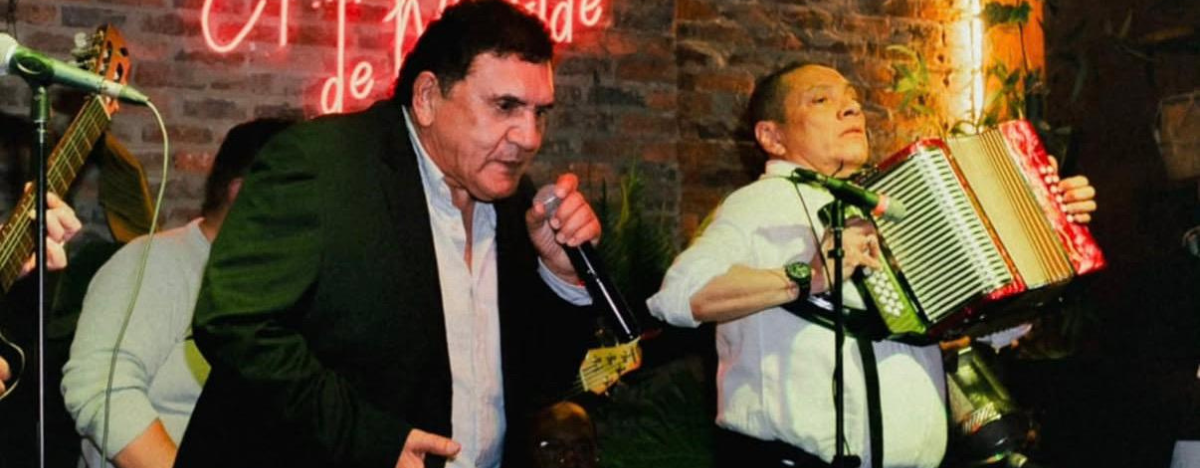 Poncho Zuleta y Gonzalo Arturo ‘Cocha’ Molina en concierto. FOTO: REDES SOCIALES.