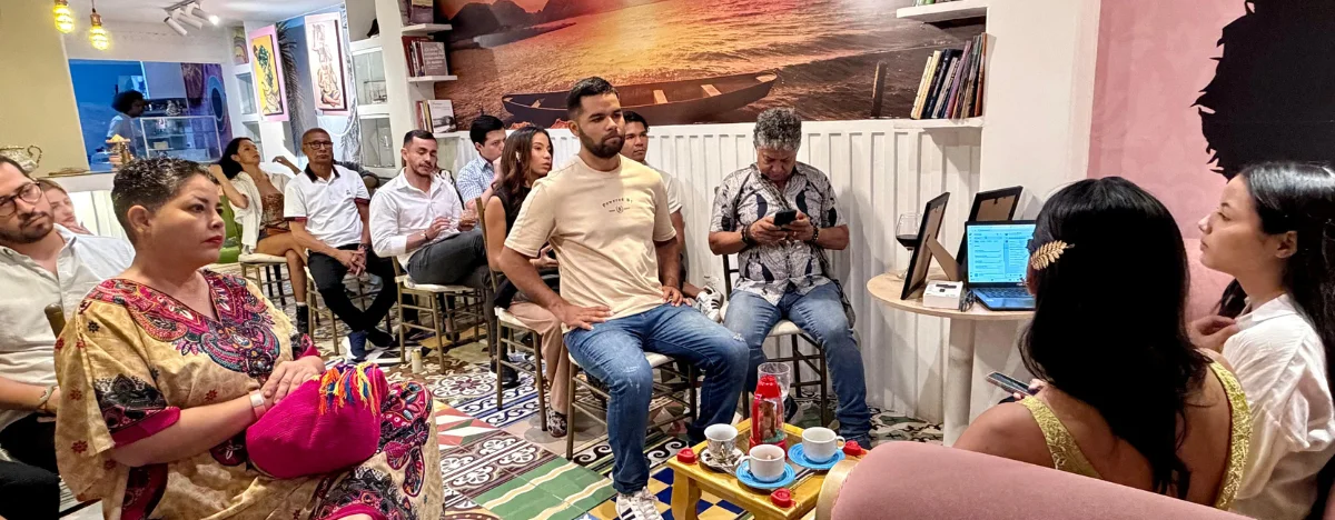 El recital reunió a periodistas, escritores y miembros de la comunidad en Matildelina Café Bar. FOTO: JESUS OCHOA/EL PILÓN.