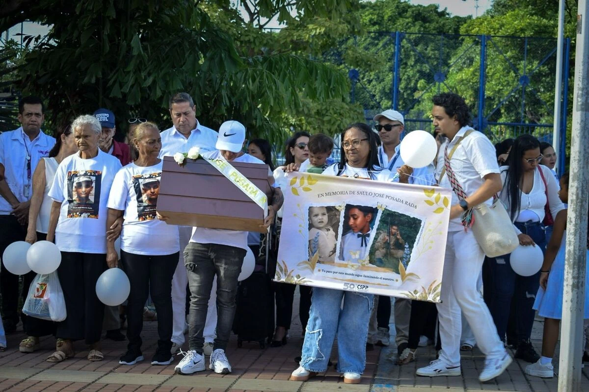 Familia Posada Chacín recibe los restos de Saulo José en la parroquia San Martín. Foto: Said Armenta.