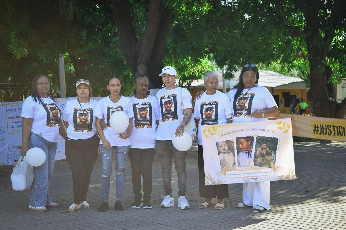 Familia unida: madre, hermana, tías e hijos de Saulo en ceremonia. Foto: Said Armenta.