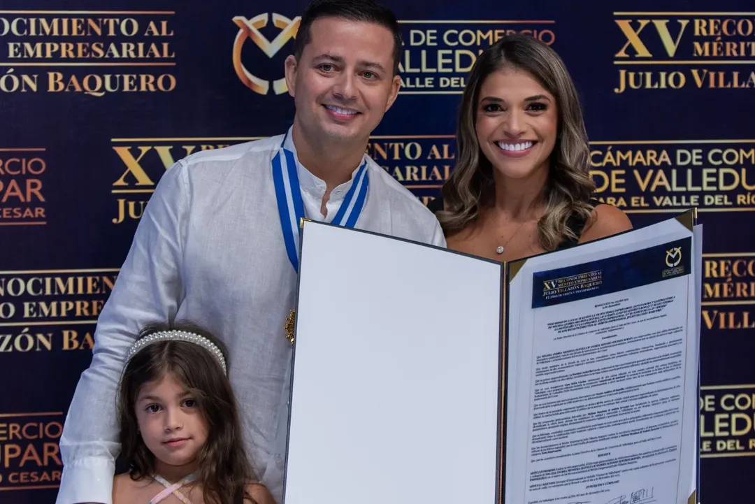 Julio César Vargas, miembro suplente de la Junta Directiva de la Cámara de Comercio de Valledupar, entrega el Premio Julio Villazón Baquero 2025 en Éxito Empresarial a Andrés Severini y Melissa Mendoza del Grupo BVS durante la gala de los 15 años. Reconocimiento que exalta liderazgo gastronómico, formalidad y desarrollo regional con los restaurantes Vicente, La Martina, Casa Belén, Kupa y Agua Viva. Foto: Cámara de Comercio de Valledupar.
