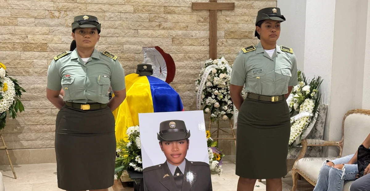 Con honores,  familiares, amigos y compañeros despidieron a la patrullera Vanessa de León, en el cementerio Jardines Ecce Homo. Foto: EL PILÓN.