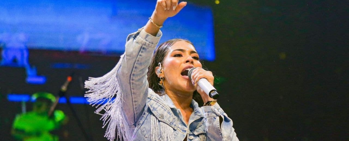 Karen Lizararo se vio emotiva en medio del reconocimeinto.