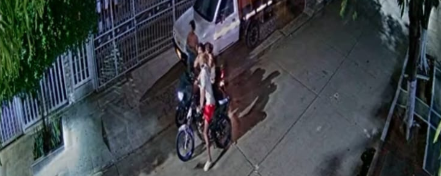 Las imágenes muestran cómo la mujer se acerca rápidamente y arrebata las pertenencias de las víctimas