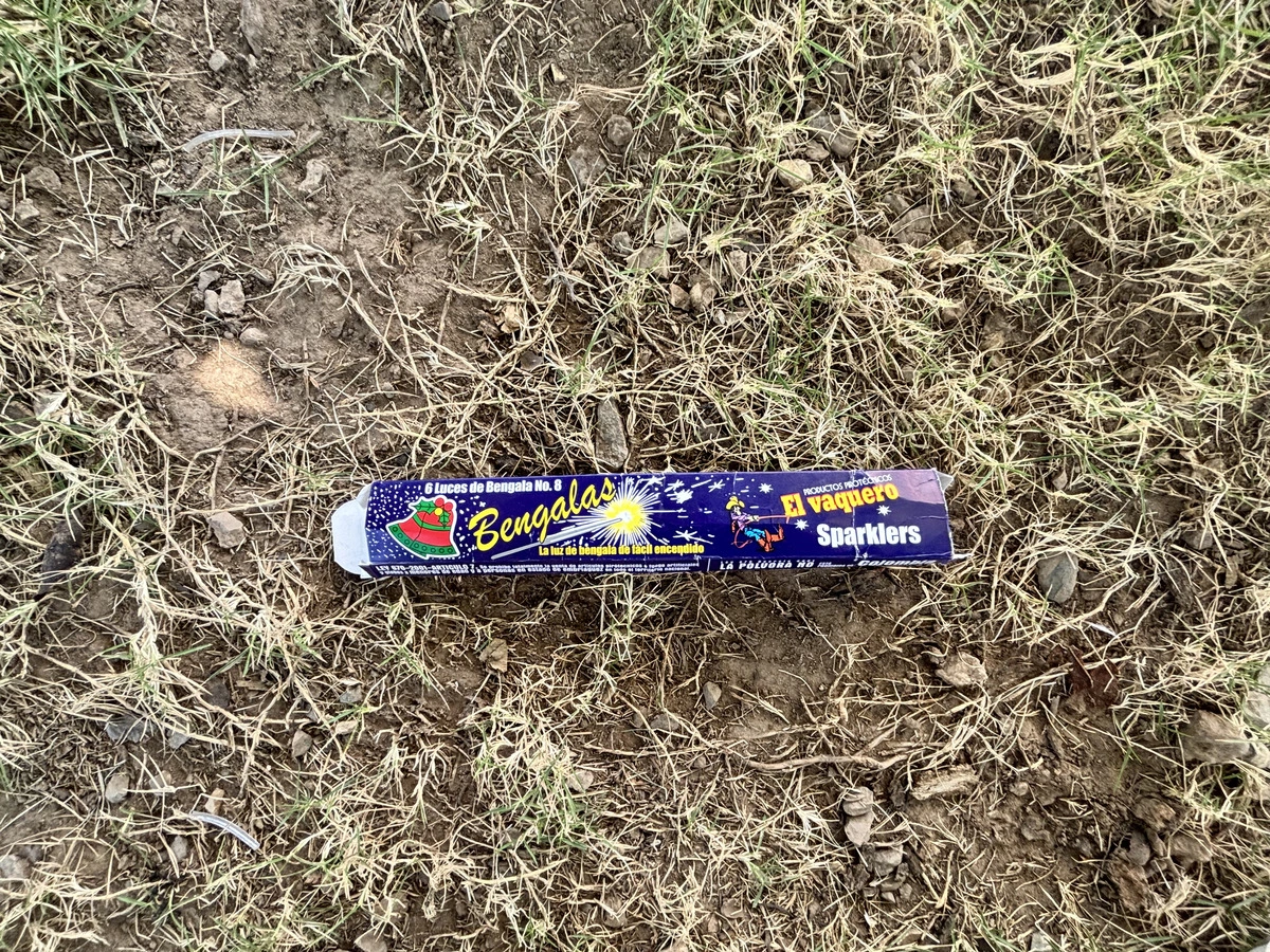 Chispitas mariposa abandonadas en Plaza Alfonso López de Valledupar: riesgo para niños por alambres calientes, alerta campaña “Brilla con alegría, no con pólvora”. Foto: EL PILÓN.