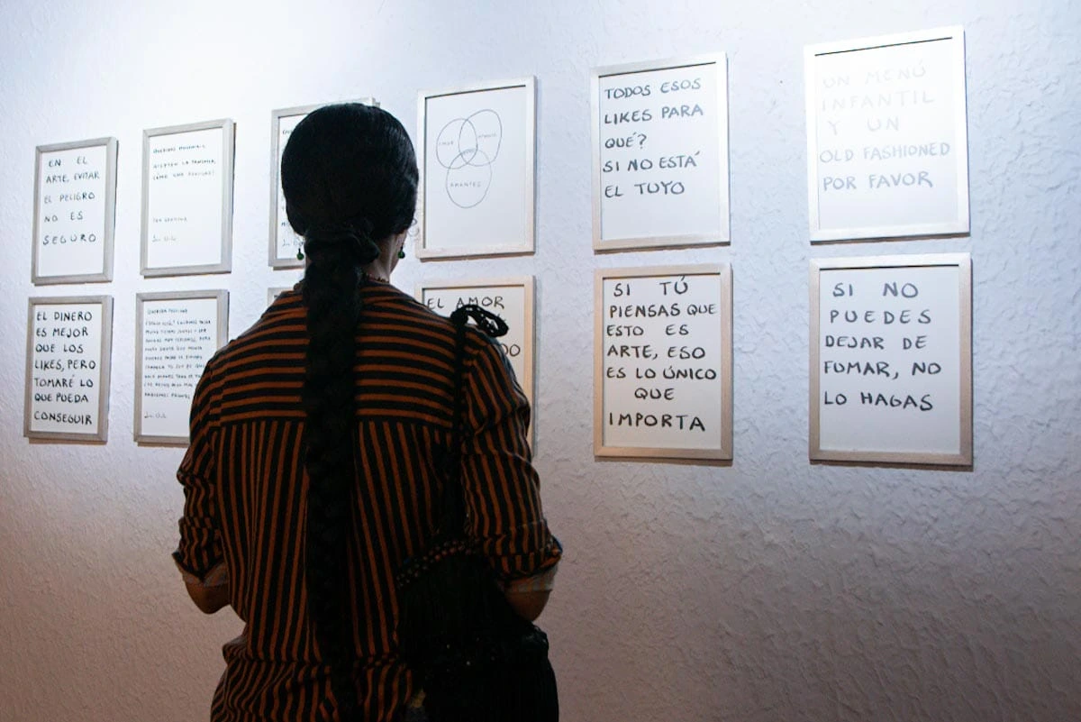 Público explorando las piezas de Juan Uribe. Visitantes descubren la ironía conceptual y la obra site-specific "Fui costeño, fui feliz" en Casa Encuentro, durante la muestra gratuita que enriquece la agenda cultural cesarense post-ARTVA. Foto: Jesús Ochoa.