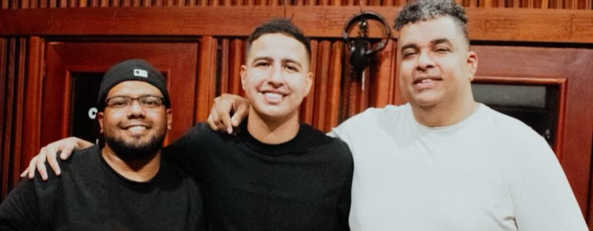 Yeider Amaya junto a Rolando Ochoa y Martín Elías Jr. en el estudio de grabación de R8 en Valledupar. FOTO: CORTESÍA.