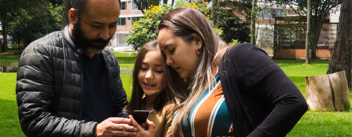 El uso responsable de pantallas y la presencia activa de adultos son claves para promover hábitos digitales saludables desde la primera infancia, señala Red PaPaz. Foto: Red Papaz.
