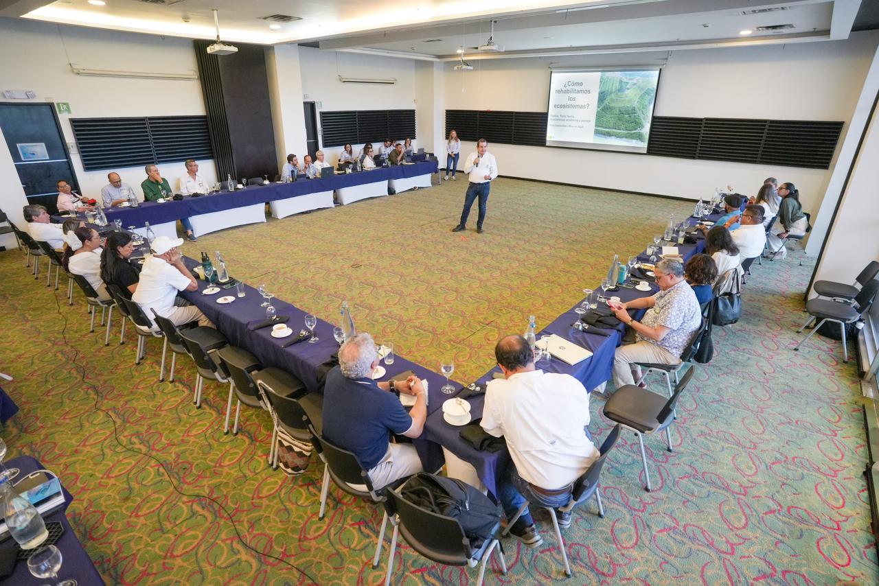 Integrantes de la mesa de diálogo ambiental durante la presentación de avances del Plan de Cierre Ambiental Anticipado en Valledupar. / Foto: Prodeco.