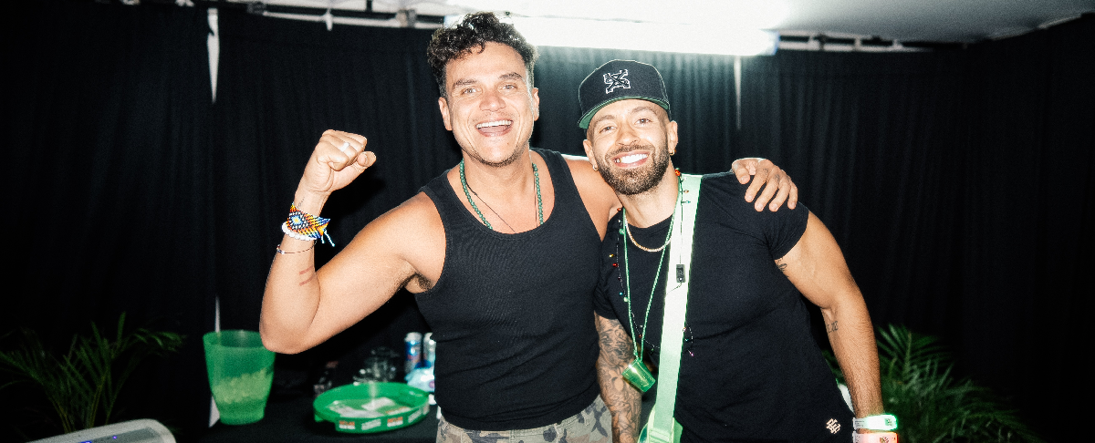 Silvestre Dangond y Feid en el 'backstage' del concierto en Medellín.