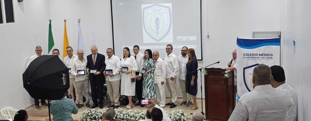 Dr. José Antonio Fernández, junto a otros médicos, recibiendo el homenaje en el Hospital Rosario Pumarejo de López.

