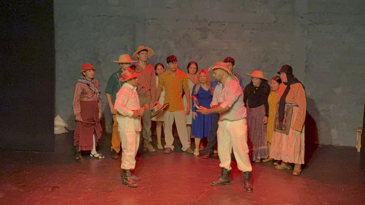Escena de Retahíla en Teatro Maderos: Firmantes de paz y comunidad representan el rebusque diario en San José de Oriente, tejiendo memoria y sanación corporal. Foto: EL PILÓN.